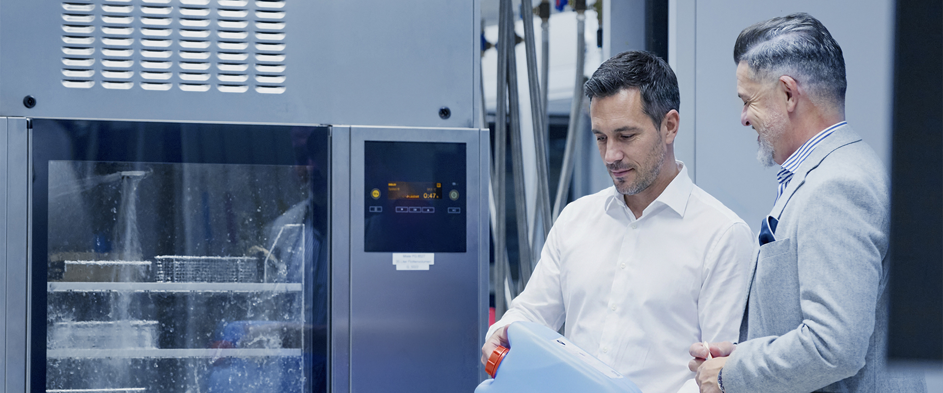 Prozessspezialisten vor laufender Miele_Desktop_neu