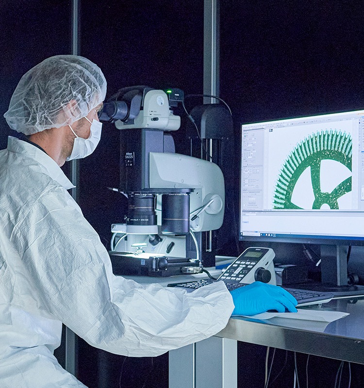 Process specialist in front of screen in clean room_mobile