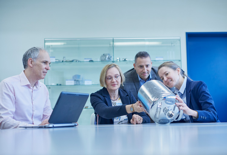 Team Life Sciences discute des exigences liées au développement d'un nouveau procédé de nettoyage.