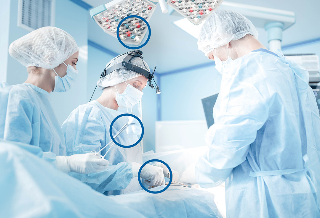 Ärzte während einer Operation im Operationssaal