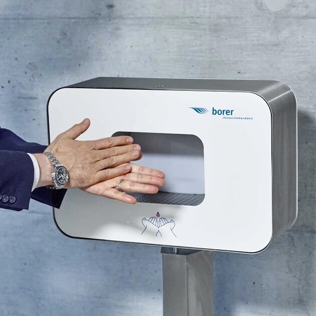 Hands are disinfected with decosept®from an Ophard dispenser.