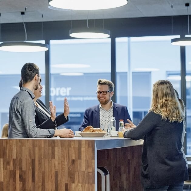 Besprechung in der Borer Cafeteria